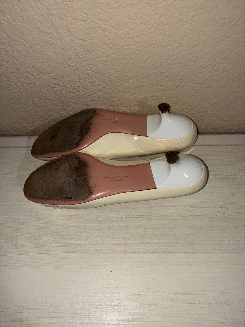 Salvatore Ferragamo Cream Leather Vara Bow Pumps with Pink Insole - Picture 9 of 10